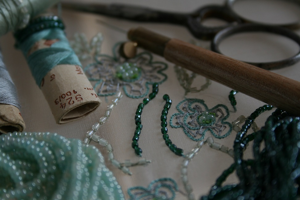 fournitures pour broder, perles anciennes, fils de soie, crochet de Lunéville, ciseaux de brodeuse