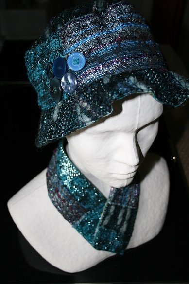 chapeau et col bleus tweed Chanel