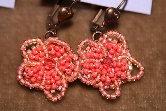 fleurs brodées de perles corail