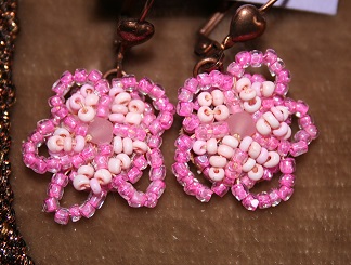 fleurs brodees de perles roses