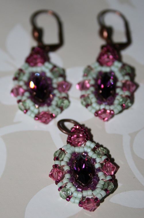 parure rose et vert d eau en tissage a l'aiguille