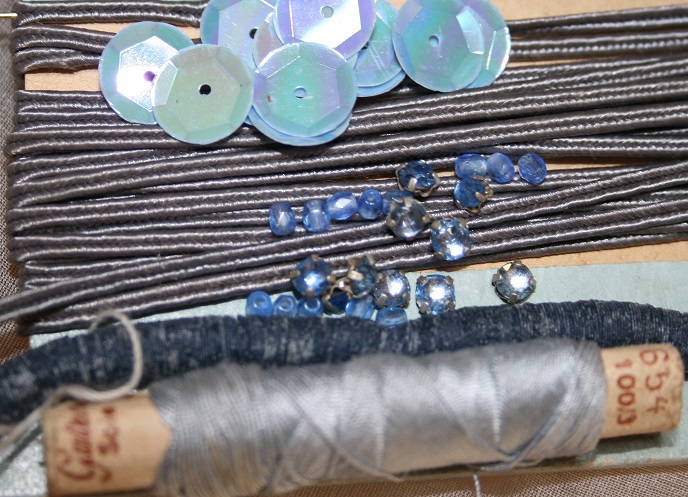 fournitures bleu-gris