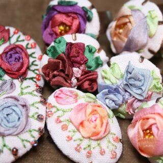 Broches, pendentifs, bagues, brodés au ruban de soie