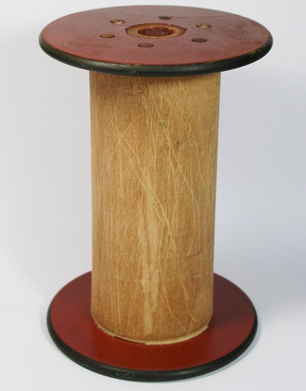 Bobine ancienne de moulinage en bois