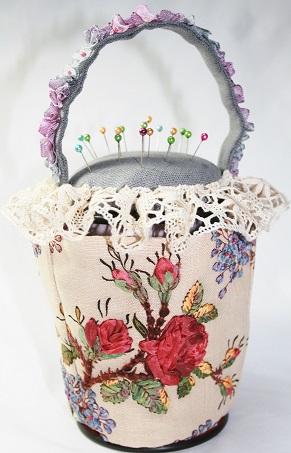 Panier brodé au ruban de soie